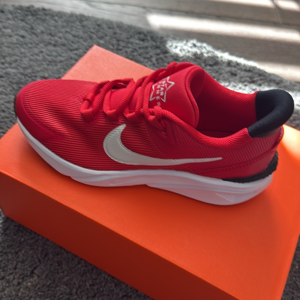 Nike runner shoes NWT size 5Y